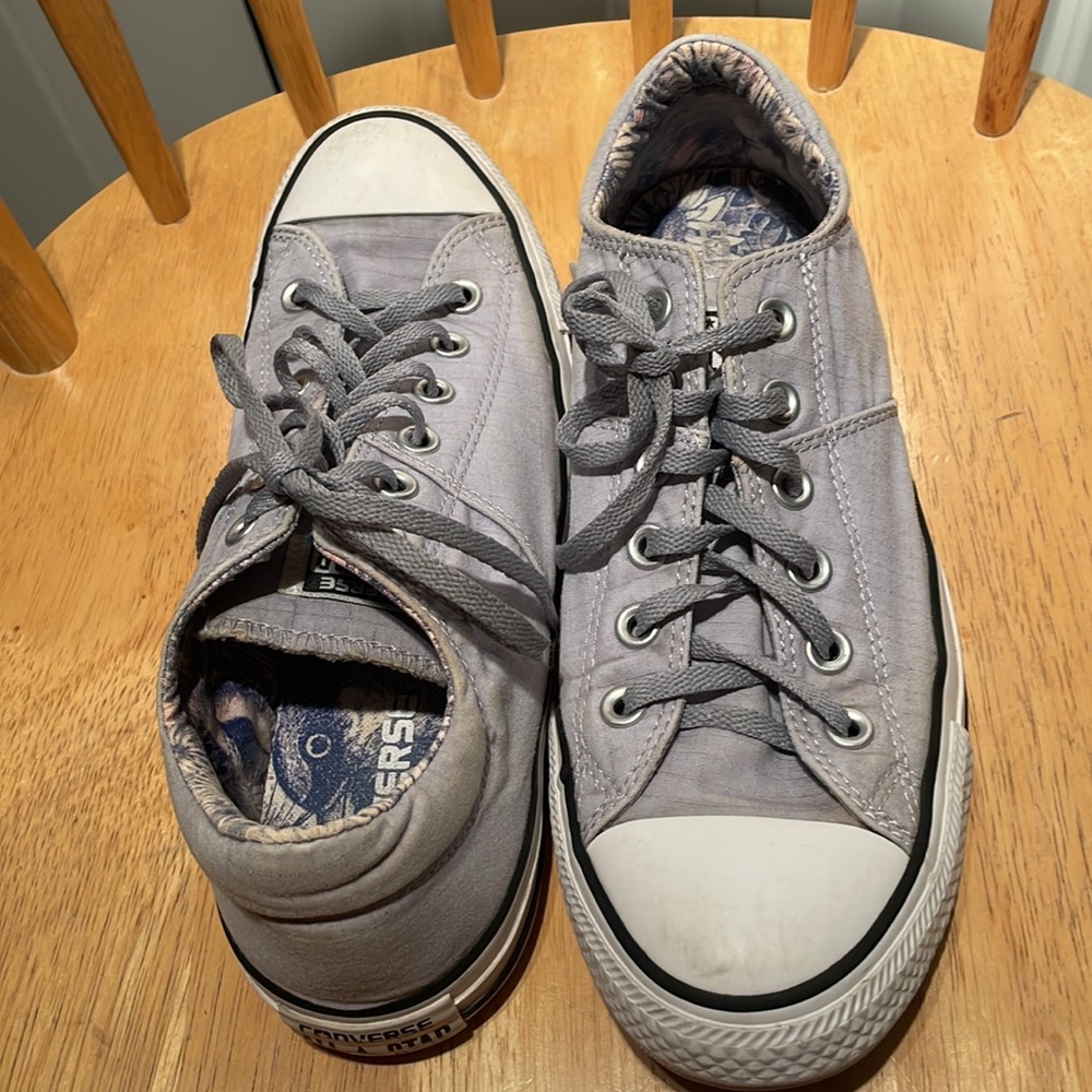 Converse all star size 9